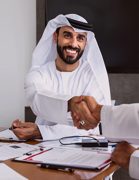 موظف من مجموعة سديرة أثناء العمل
